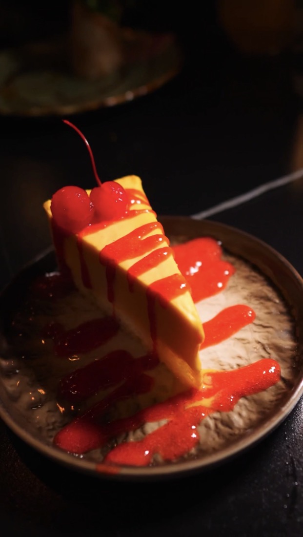 Mango cheesecake with cherry sauce